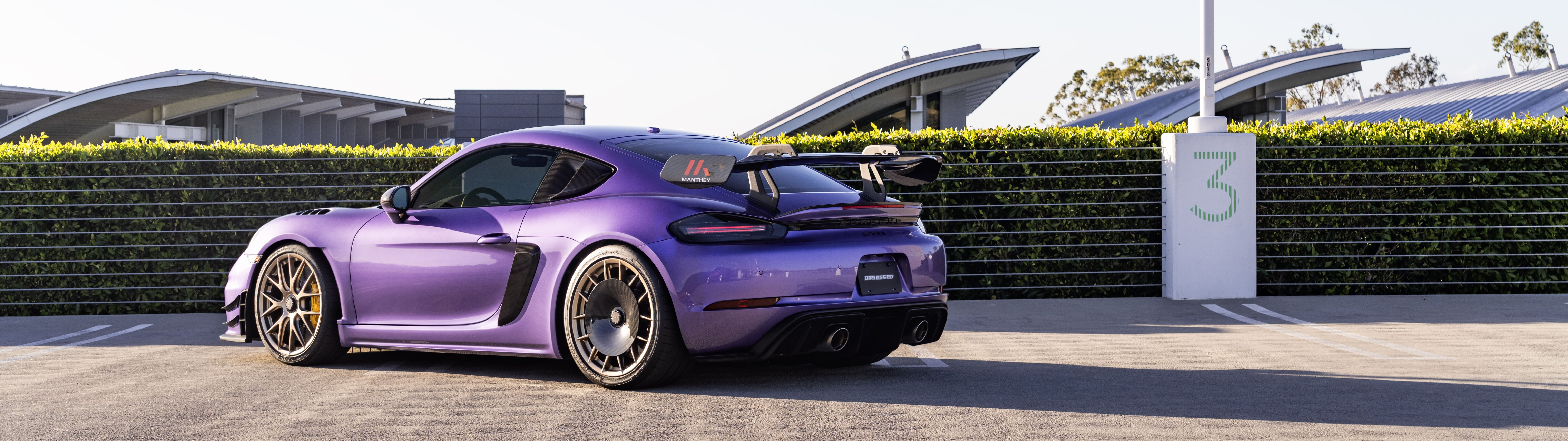Un deportivo Porsche GT3 RS de alto rendimiento, con un diseño aerodinámico y una estética agresiva.