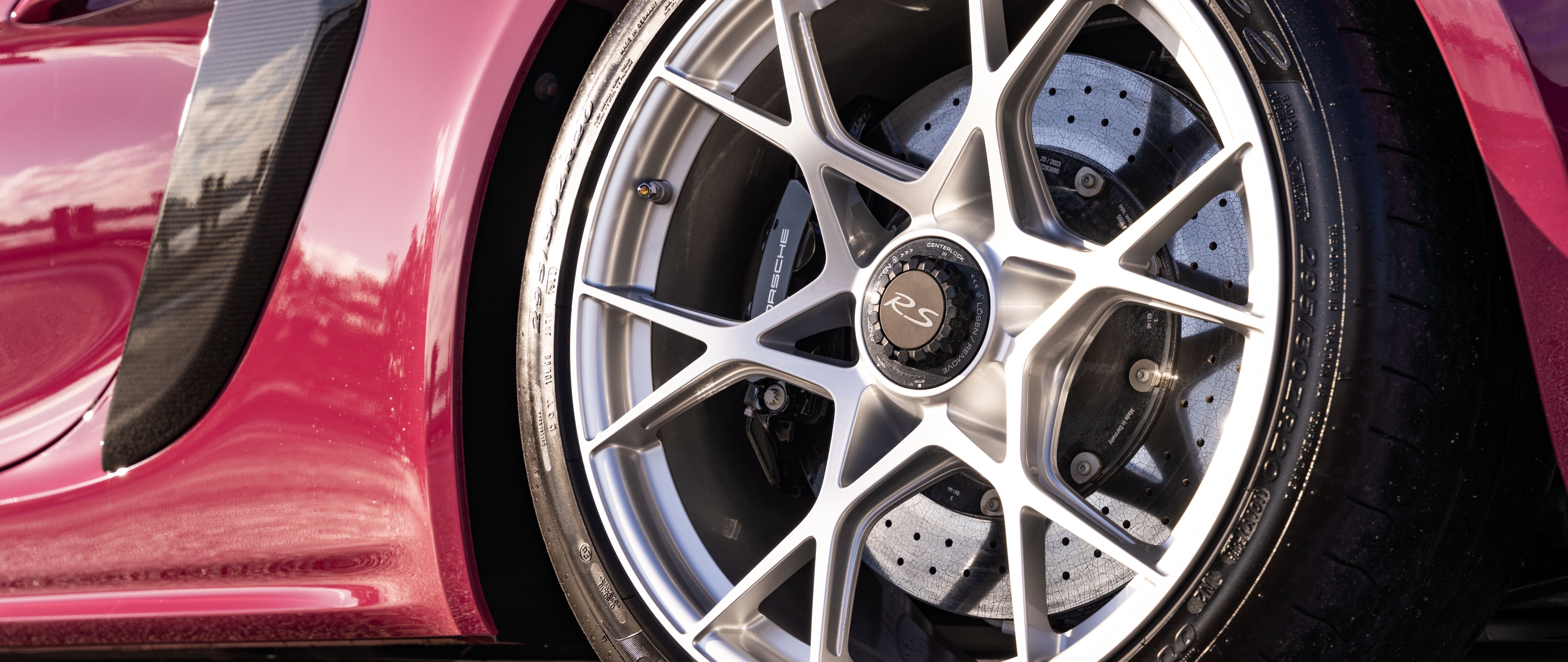 Un elegante y potente coche deportivo Porsche, capturado en una imagen de gran belleza gracias a la luz.