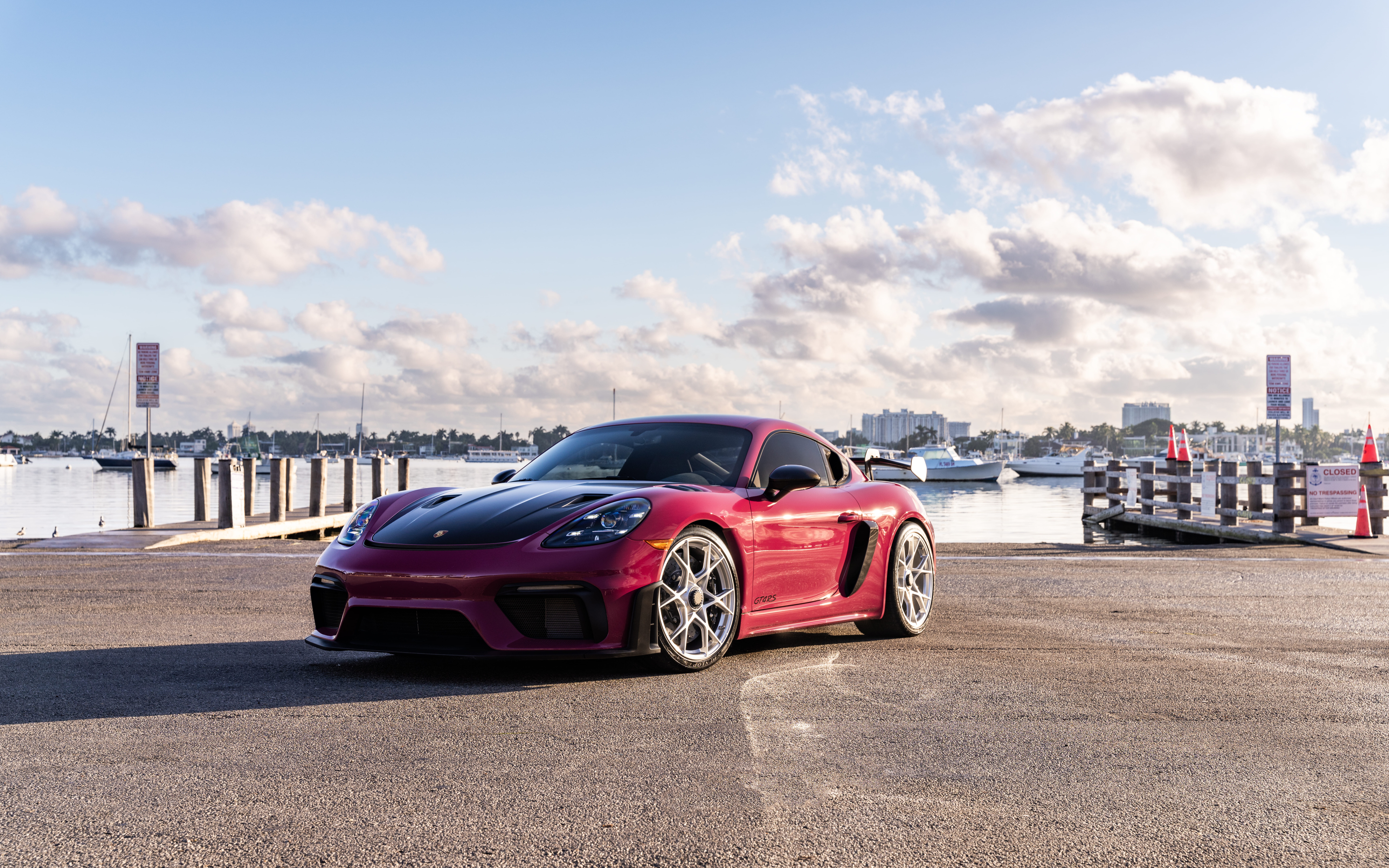 Una imagen en primer plano de un deportivo Porsche de alto rendimiento que muestra su lujoso diseño y su impecable carrocería.