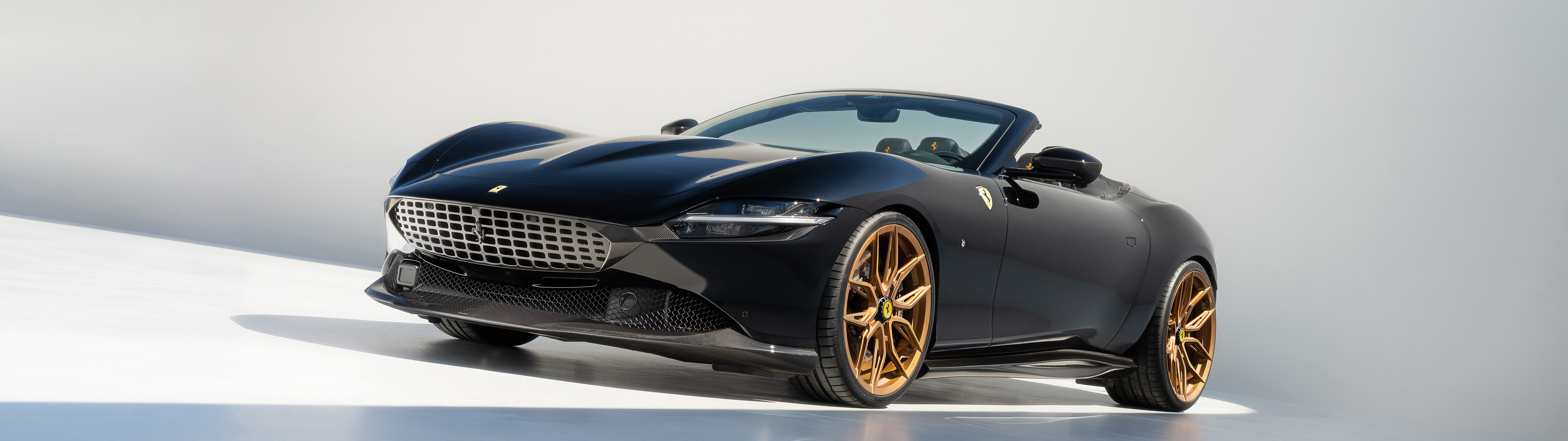 Un elegante y sofisticado Ferrari Roma, un lujoso coche deportivo que destaca por sus líneas aerodinámicas y su acabado de alta calidad.