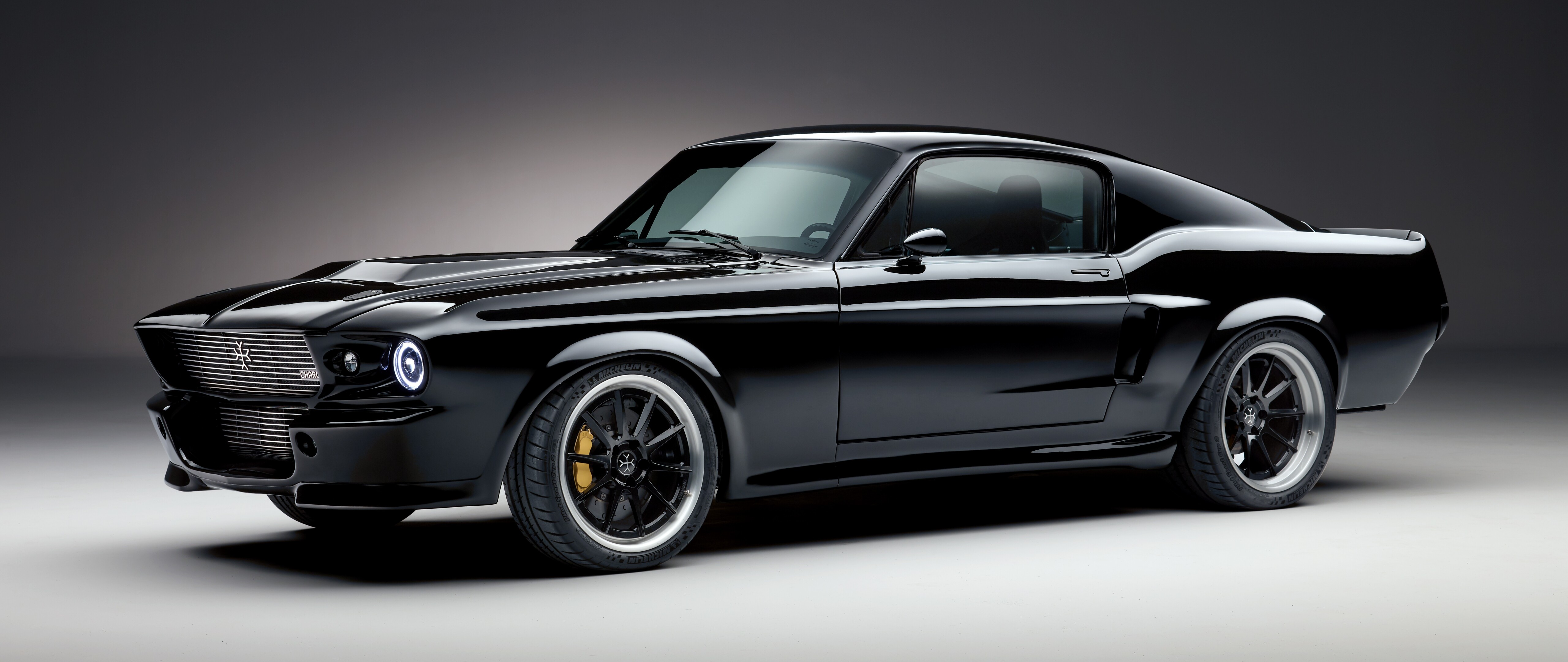 Un moderno Ford Mustang eléctrico de color negro, con un diseño elegante y agresivo, que evoca la imagen de un coche deportivo.