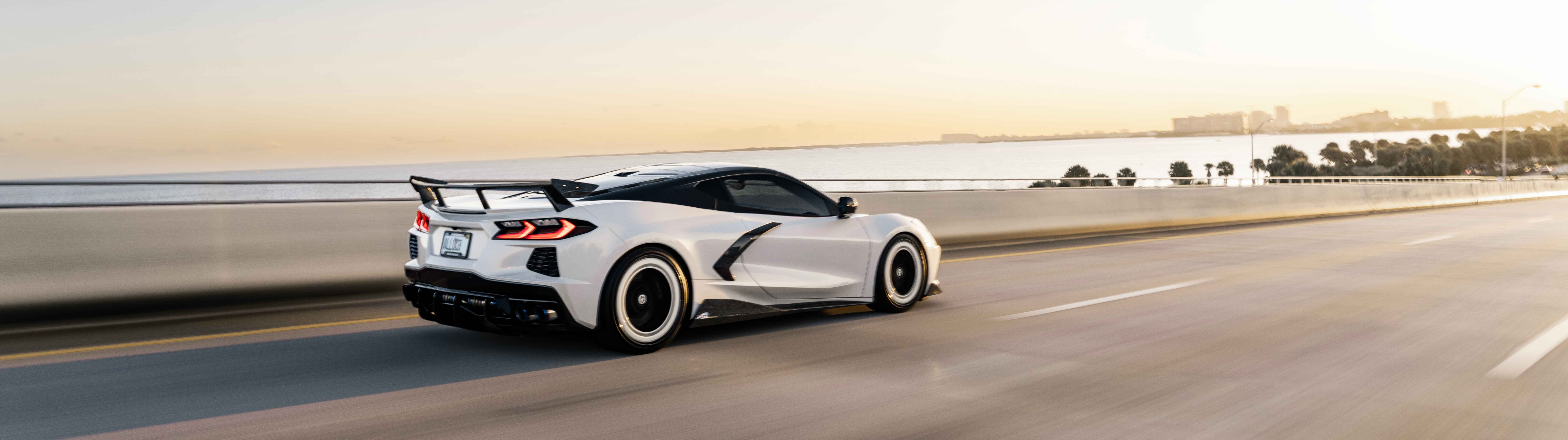 Un deportivo Chevrolet Corvette C8 de alto rendimiento, con líneas elegantes y aerodinámicas y un diseño moderno.