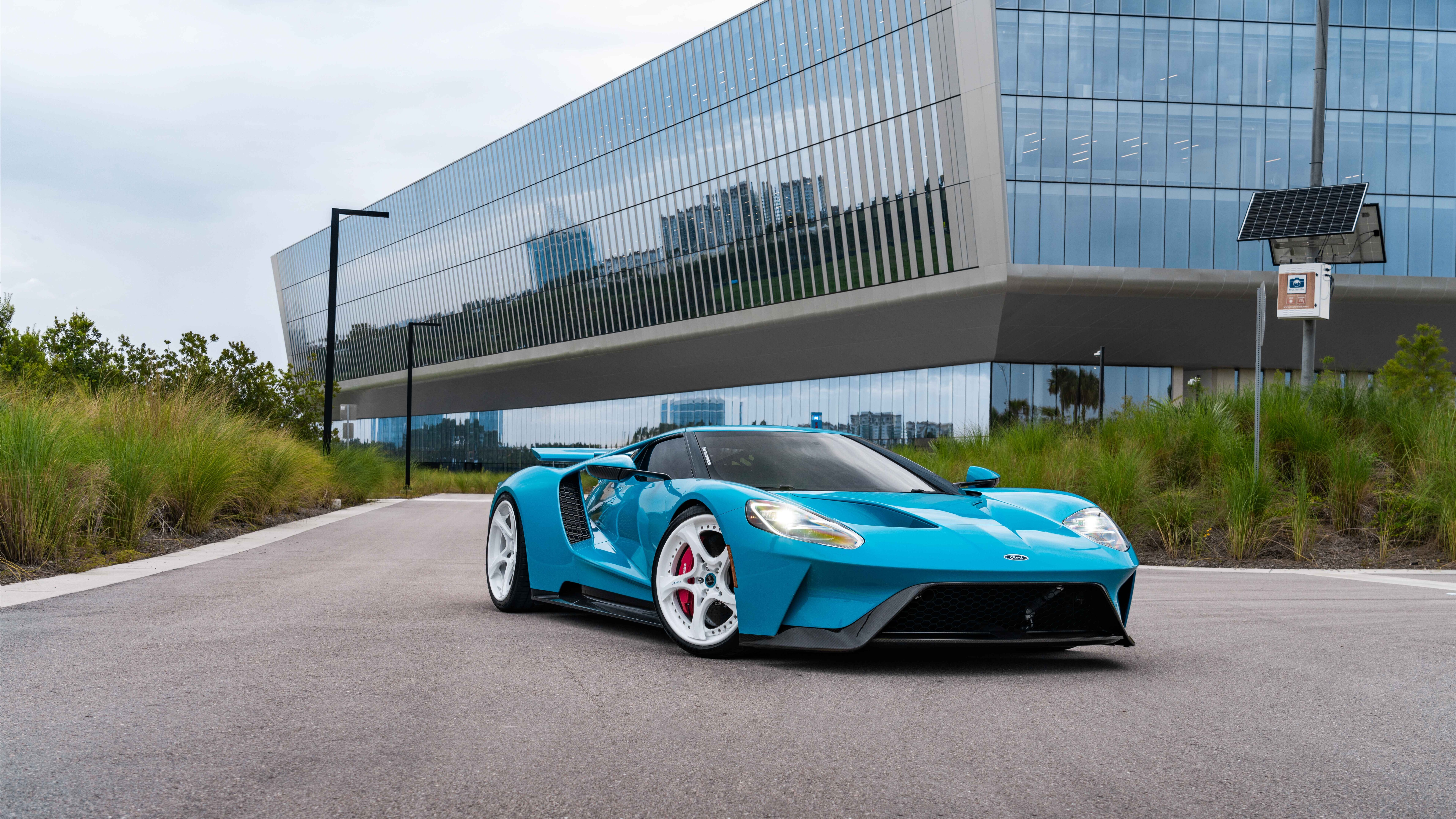 Un Ford GT de alto rendimiento, un superdeportivo que destaca por su característica carrocería aerodinámica y sus elegantes líneas.