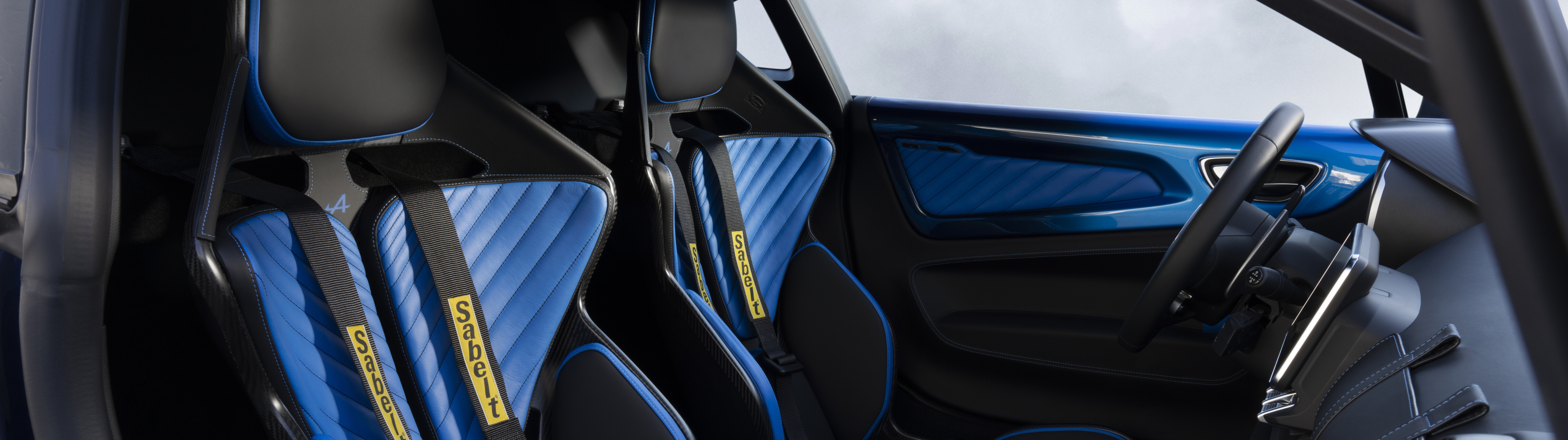 Vista detallada del interior del habitáculo de un coche deportivo Alpine A110 R Ultime.