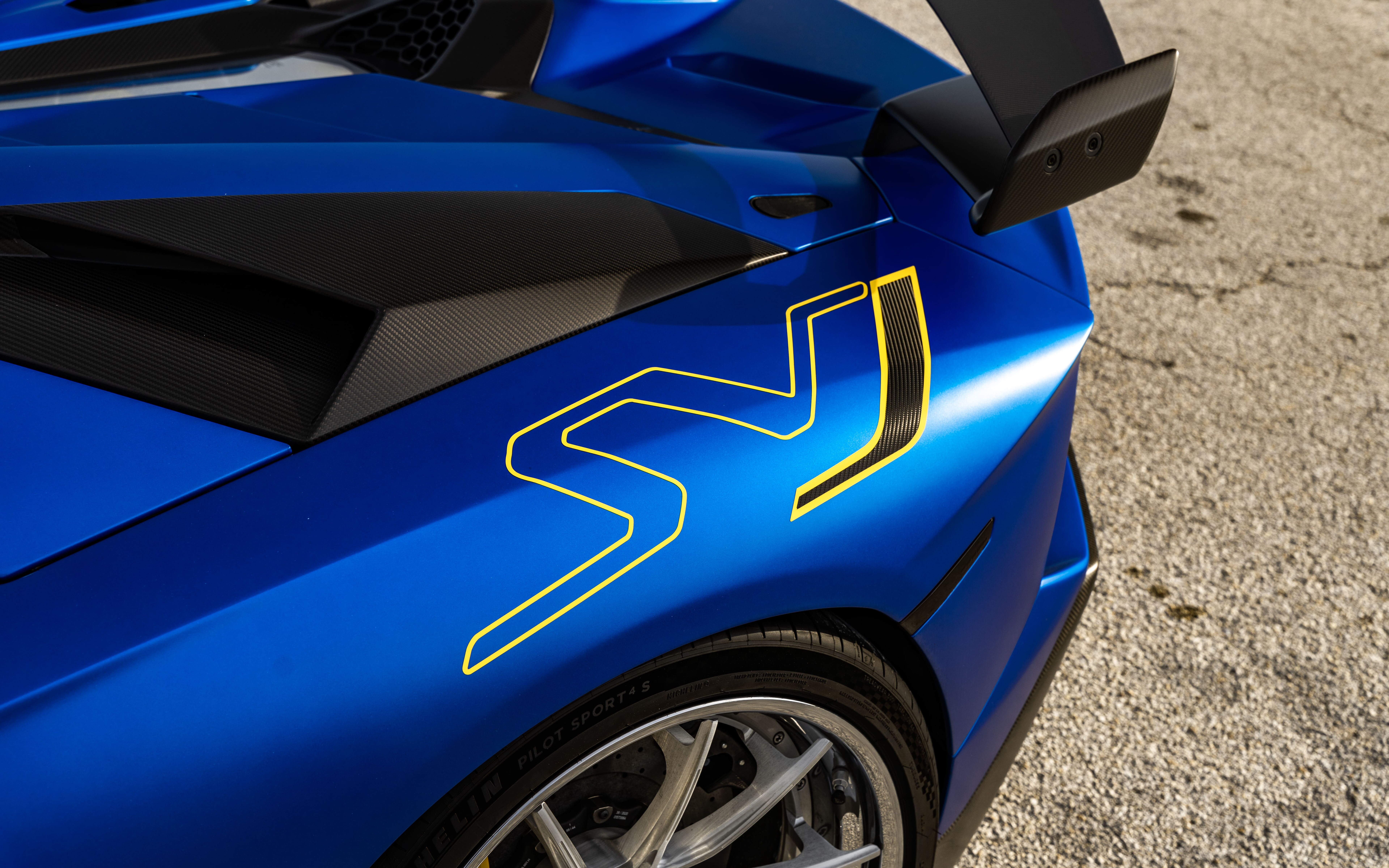 Un elegante y potente Lamborghini Aventador SVJ, que destaca por su característica carrocería aerodinámica y su agresivo diseño frontal.