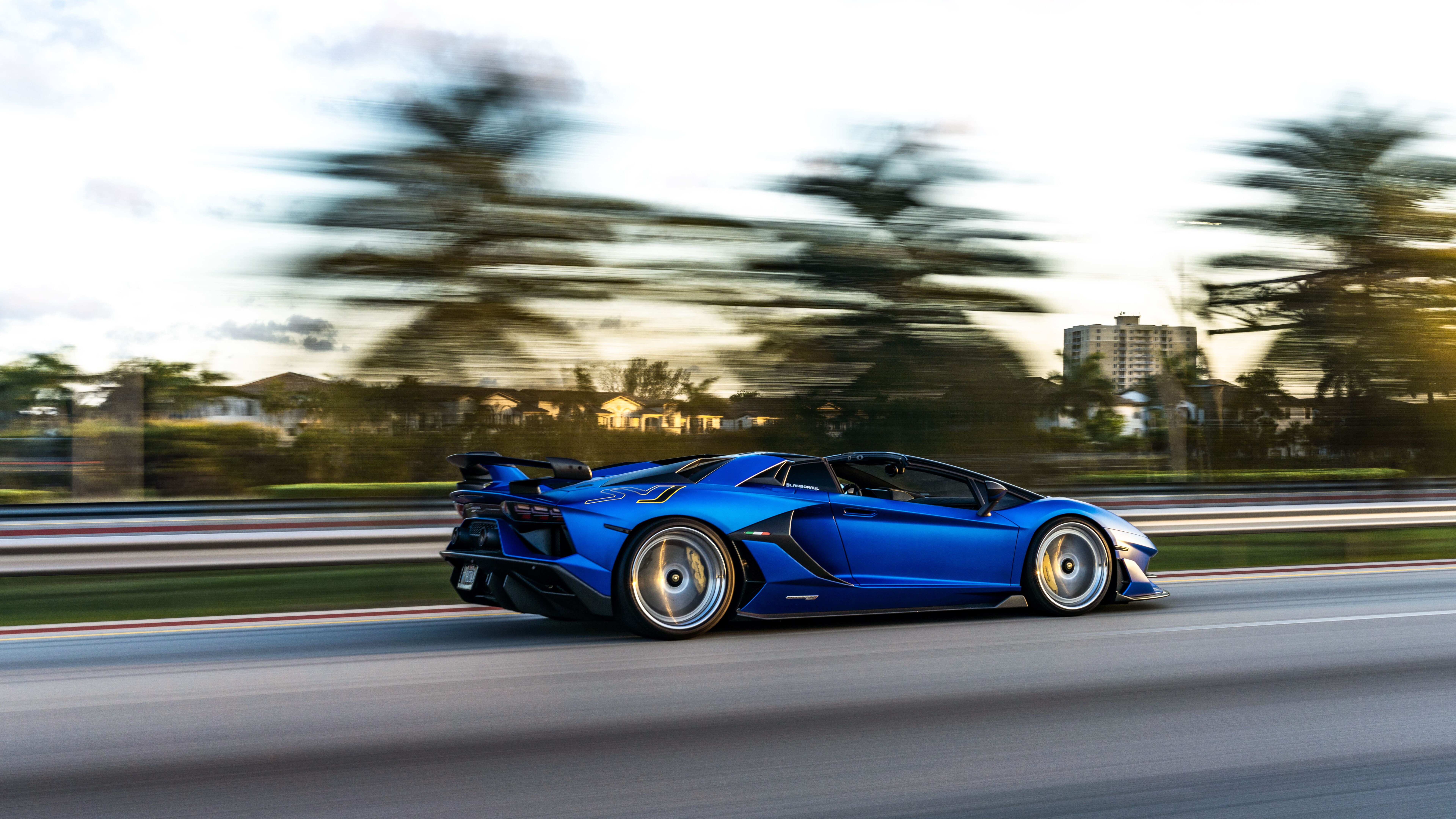 Una vista en primer plano de un Lamborghini Aventador SVJ que muestra su agresiva carrocería aerodinámica y su lujoso diseño.