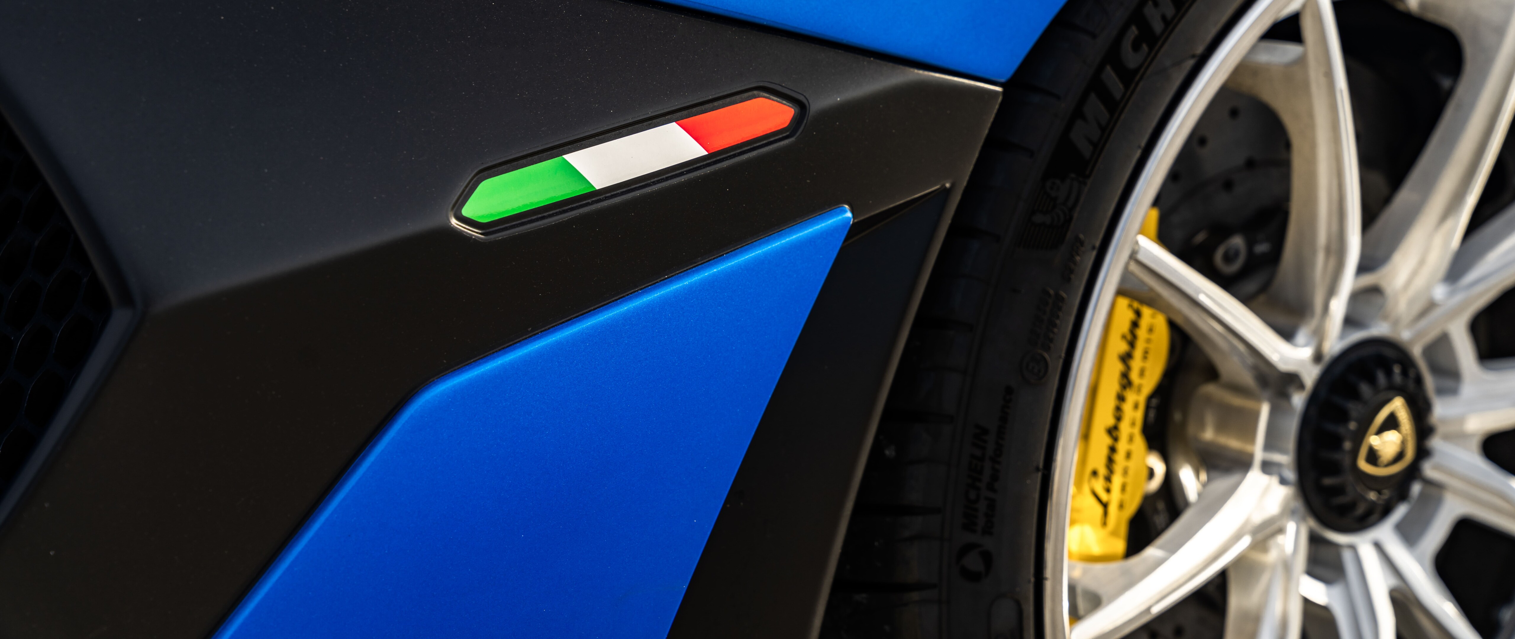 Un impresionante Lamborghini Aventador SVJ, un superdeportivo de alto rendimiento, que muestra su diseño aerodinámico.