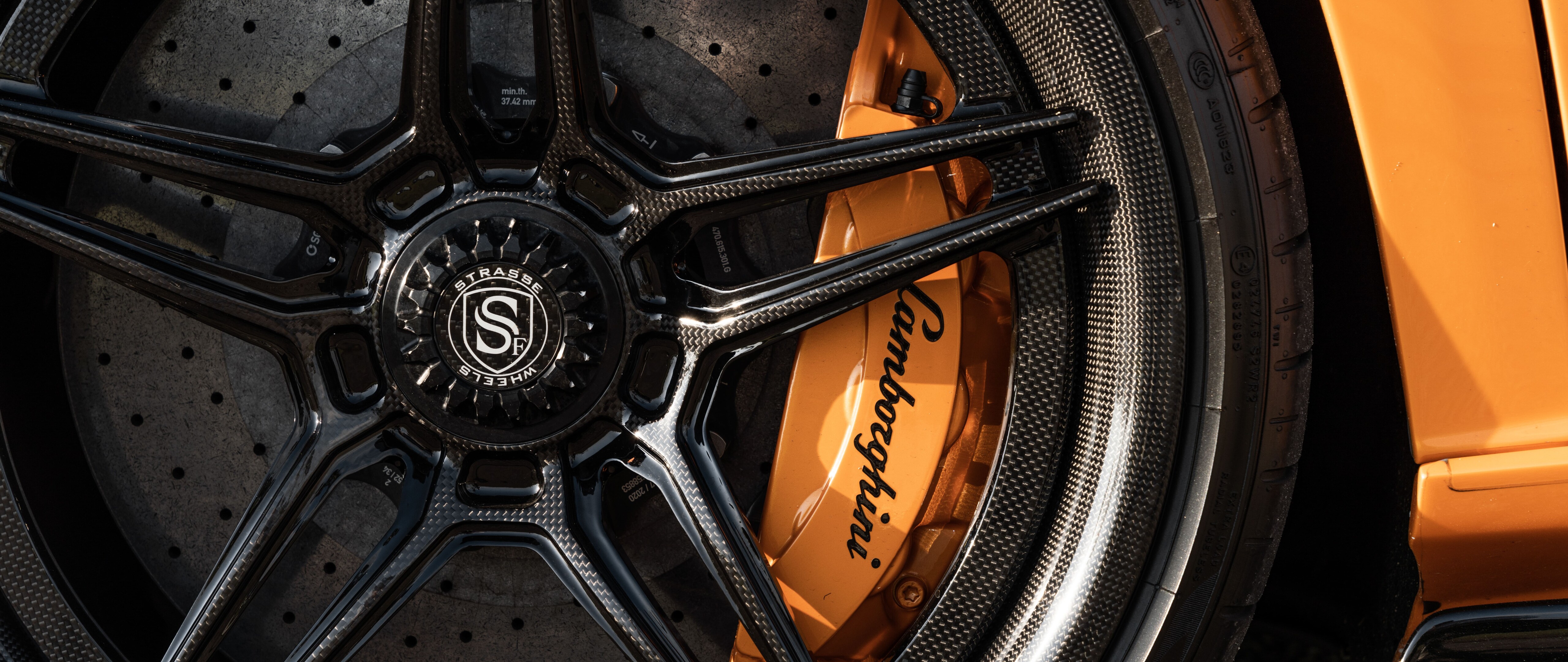 Un impresionante Lamborghini Aventador SVJ, un superdeportivo de alto rendimiento, en un entorno dinámico.