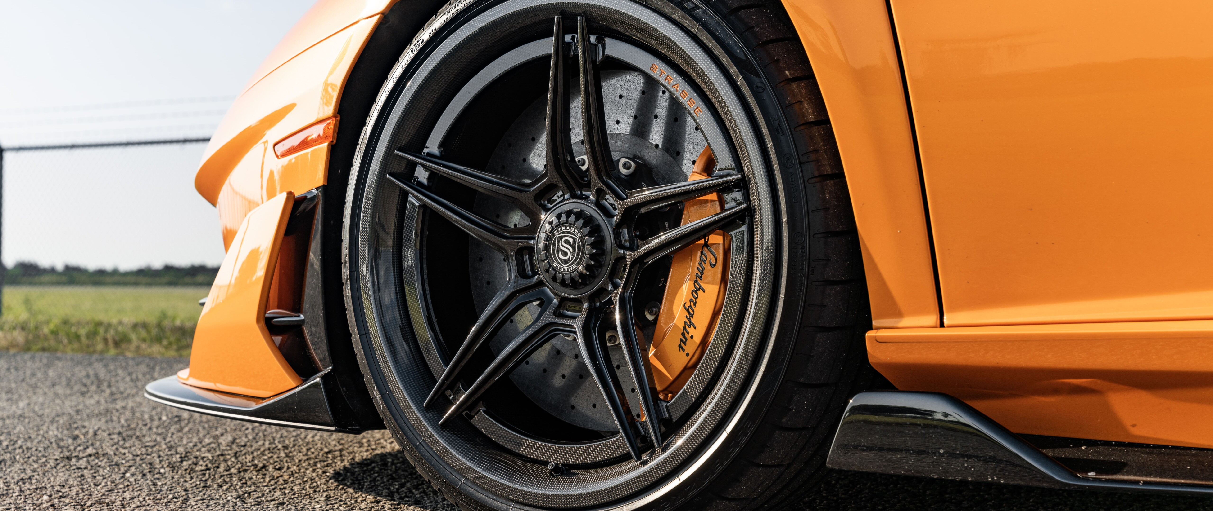 Un superdeportivo Lamborghini Aventador SVJ de alto rendimiento, que destaca por su icónica carrocería aerodinámica y su diseño agresivo.