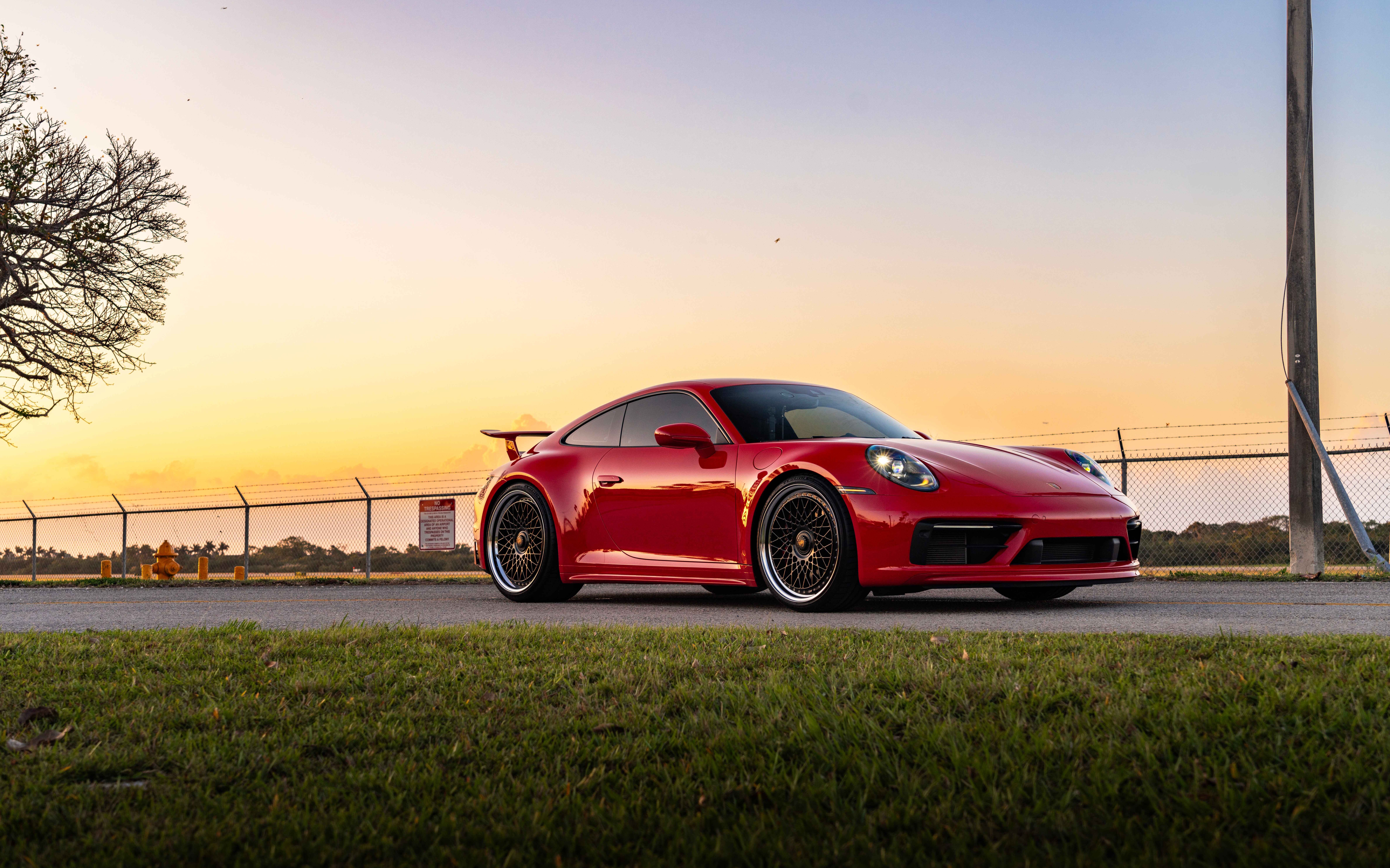 Un elegante y potente coche deportivo Porsche 992 GTS que exhibe su moderno diseño aerodinámico.