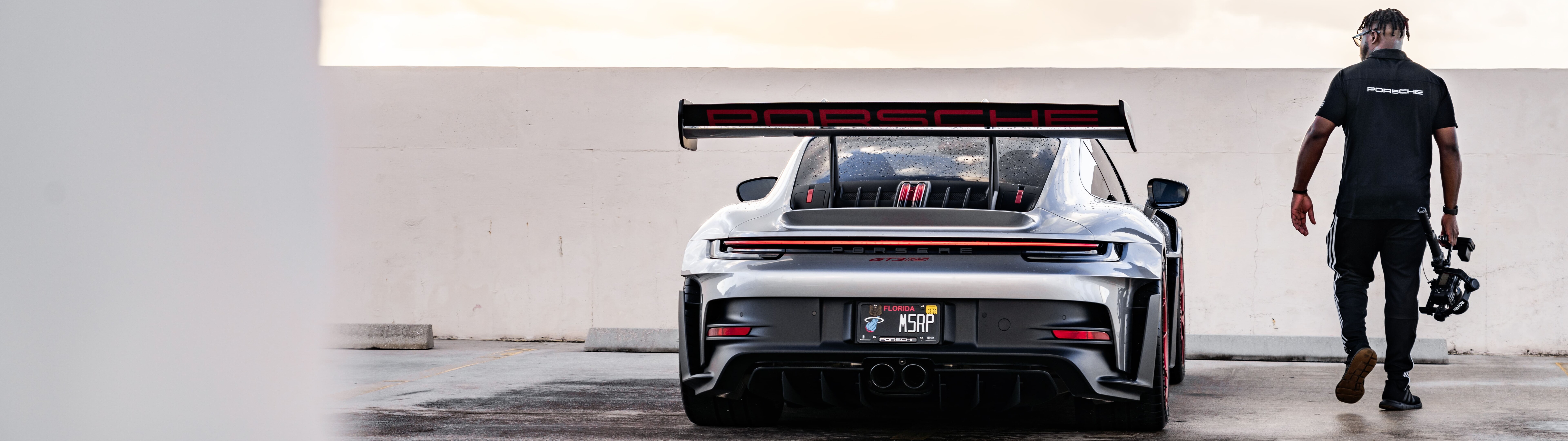 Una vista detallada de un elegante y potente coche deportivo Porsche GT3 RS.