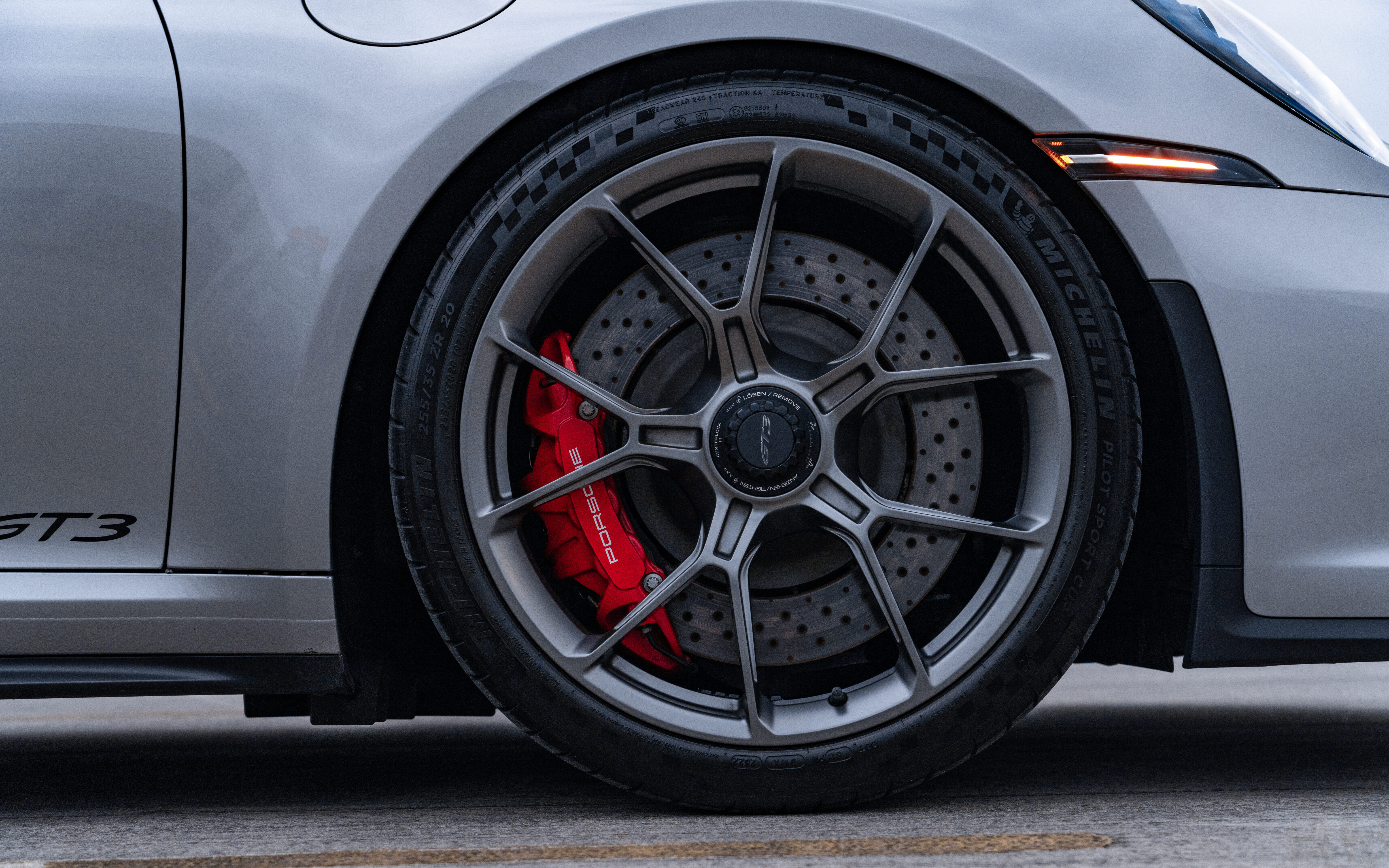 Un deportivo Porsche GT3 RS de alto rendimiento, con una carrocería aerodinámica y un distintivo alerón trasero.