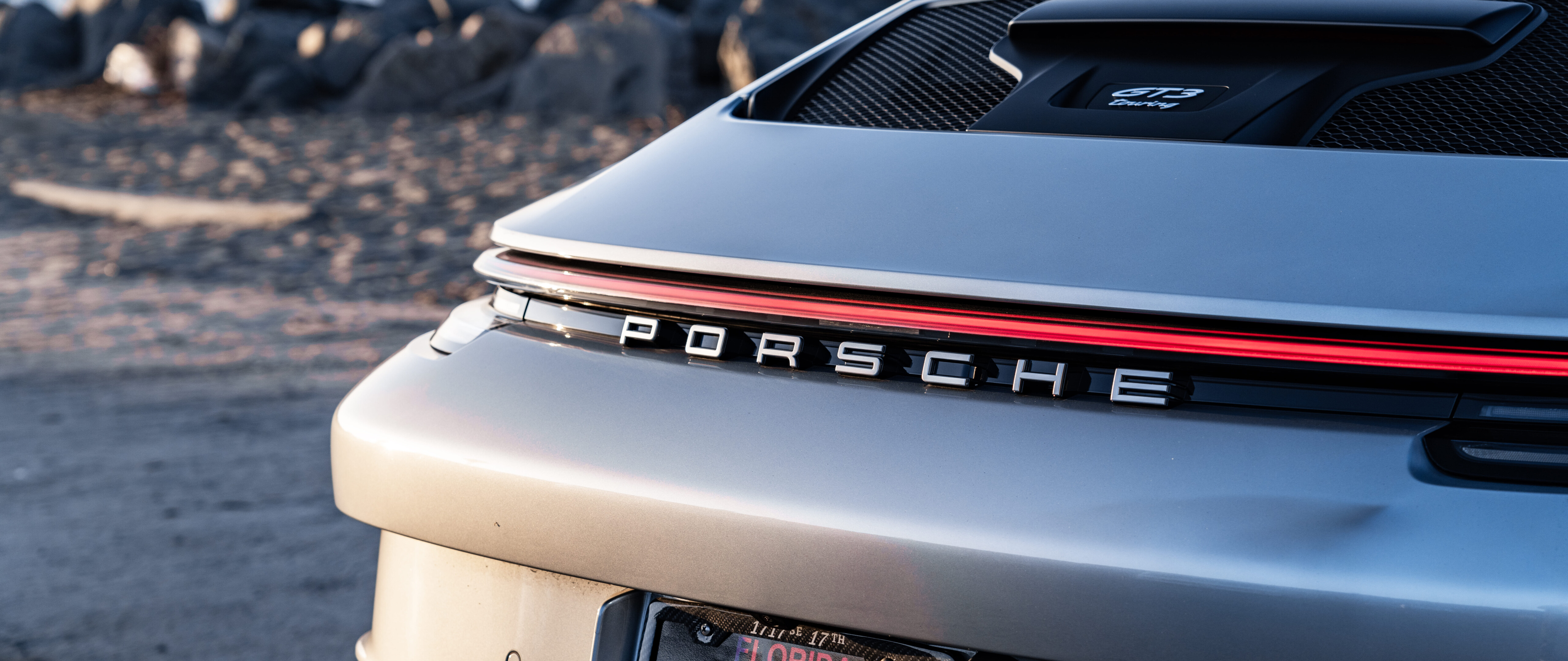 Un deportivo Porsche GT3 RS de alto rendimiento, con un diseño aerodinámico y agresivo y una elegante silueta inspirada en los coches de carreras.