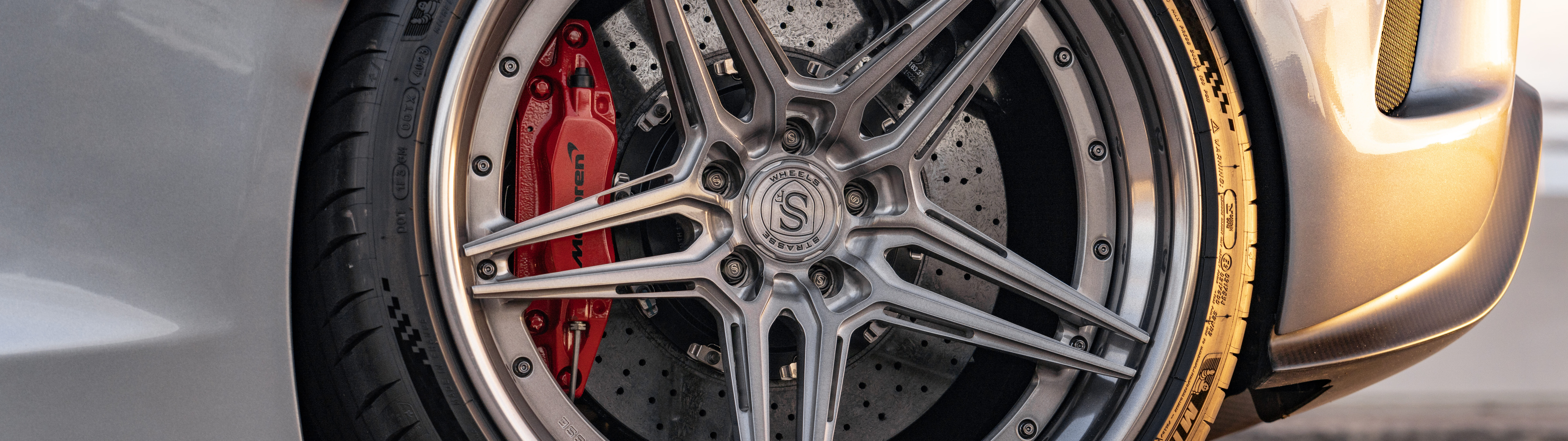 Un superdeportivo McLaren de alto rendimiento, con líneas aerodinámicas elegantes y un diseño moderno.