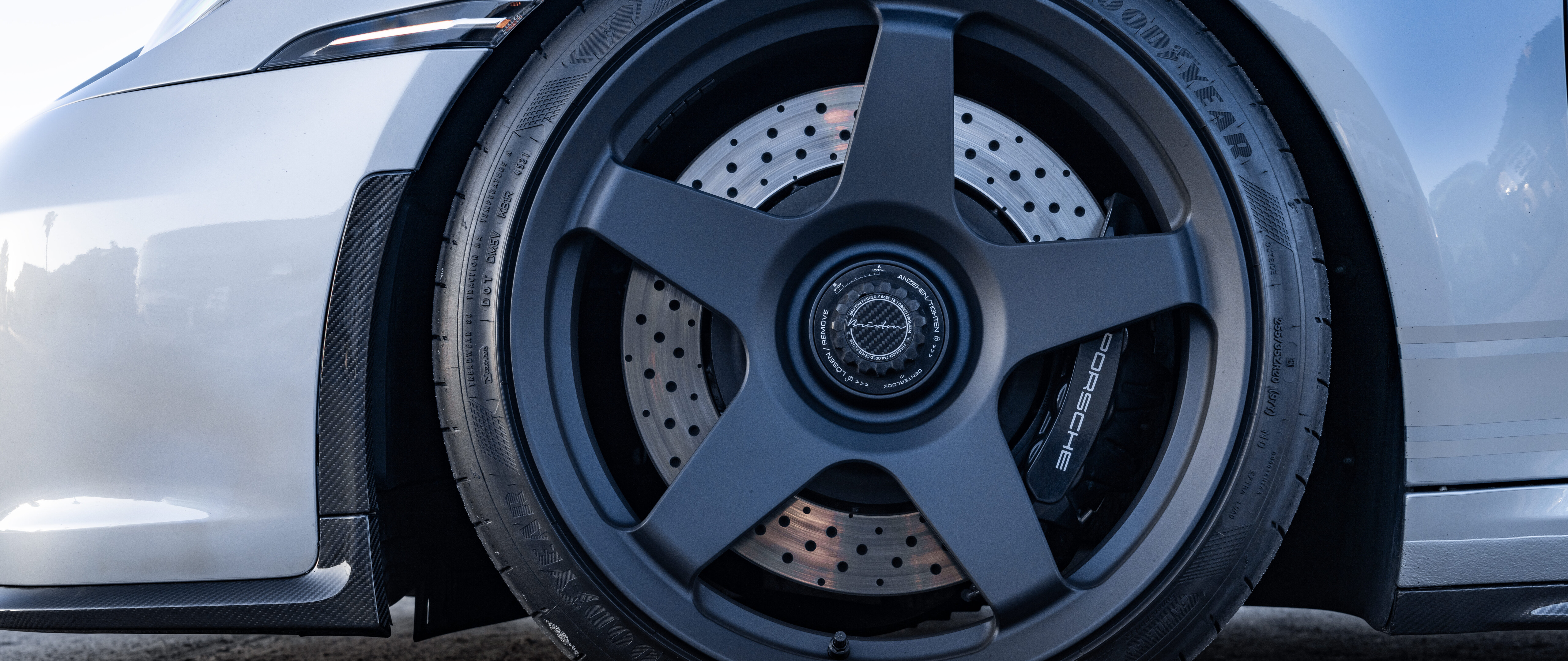 Una imagen detallada de un Porsche GT3 RS, un coche deportivo de alto rendimiento.