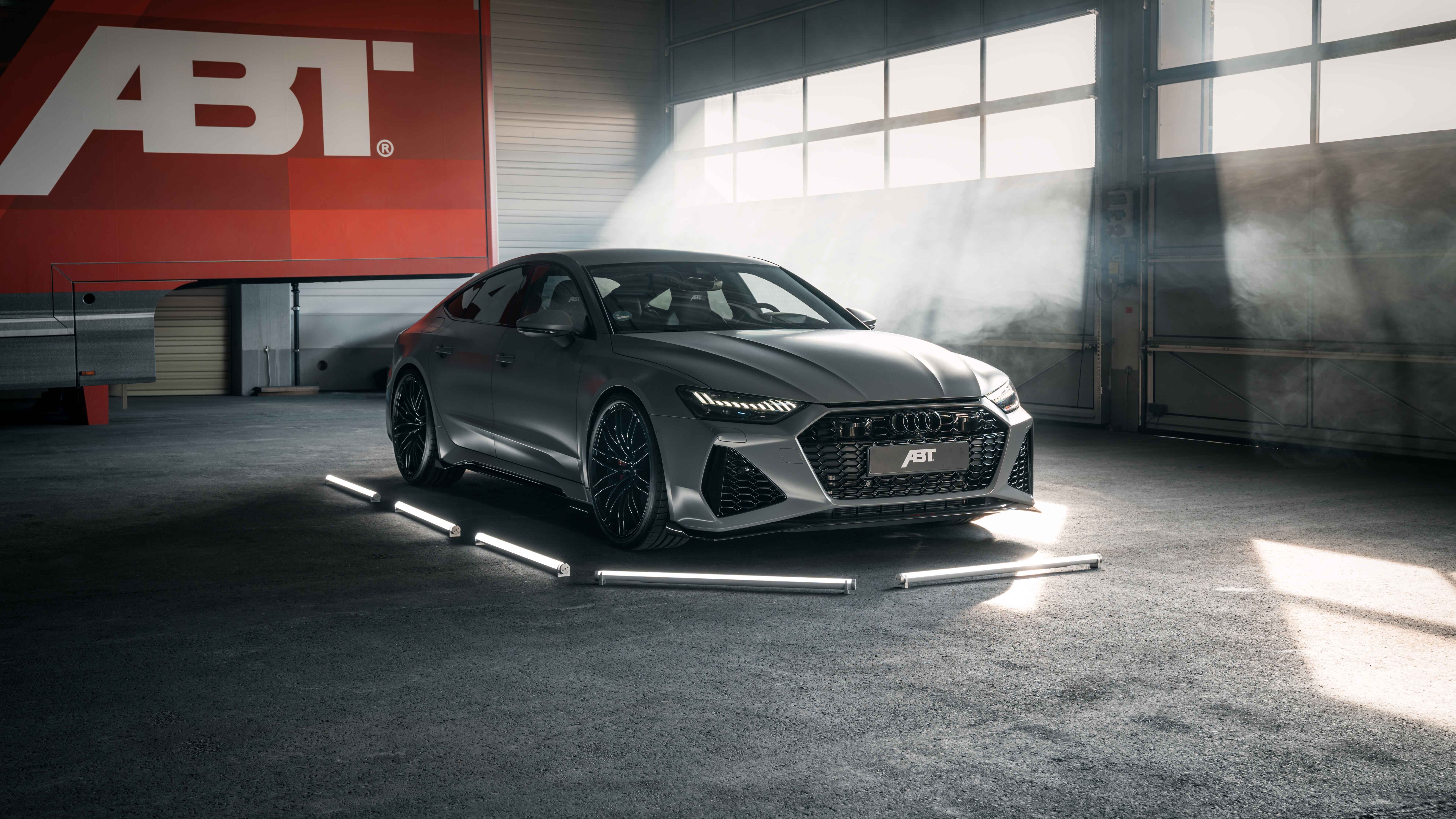 Un Audi RS7, un lujoso coche deportivo de alto rendimiento, que destaca por su diseño elegante y aerodinámico y su pintura metalizada.