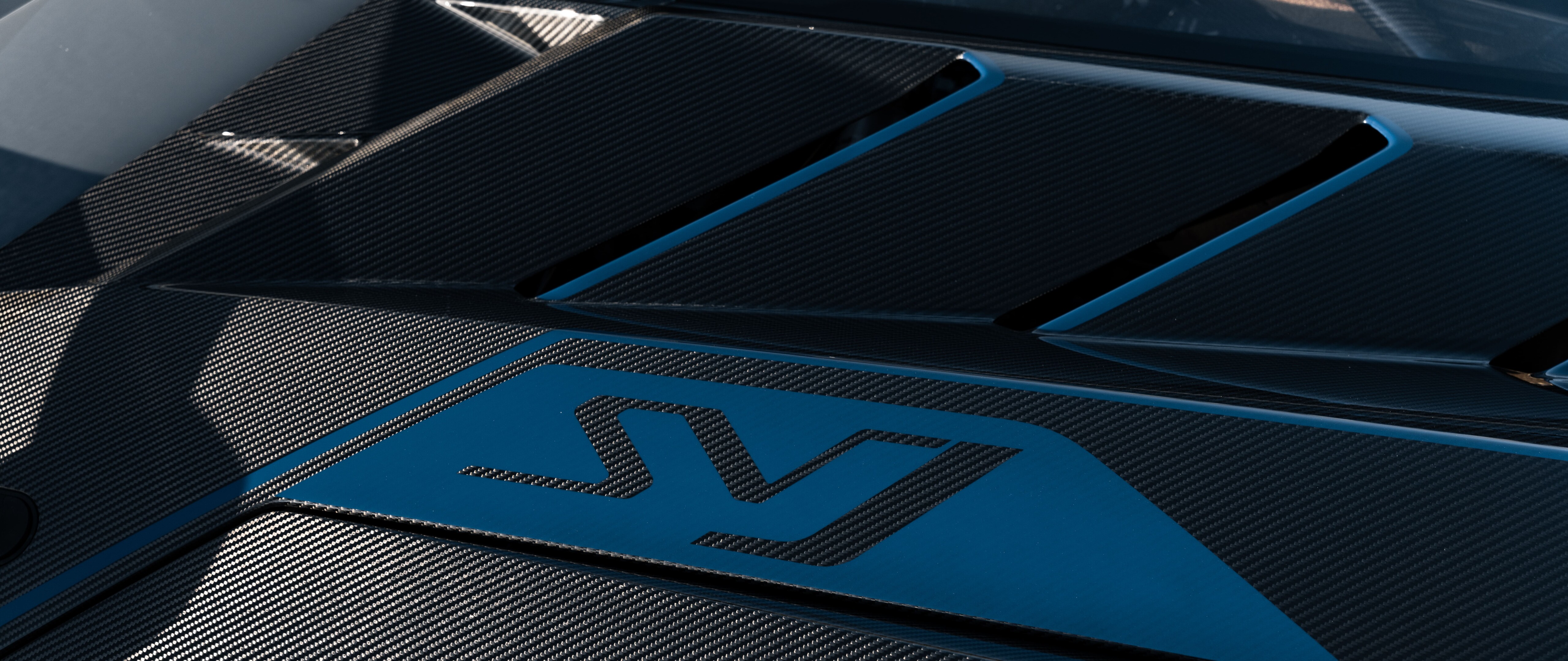 Un superdeportivo Lamborghini de alto rendimiento, con una carrocería aerodinámica y estilizada y un acabado exterior de lujo.