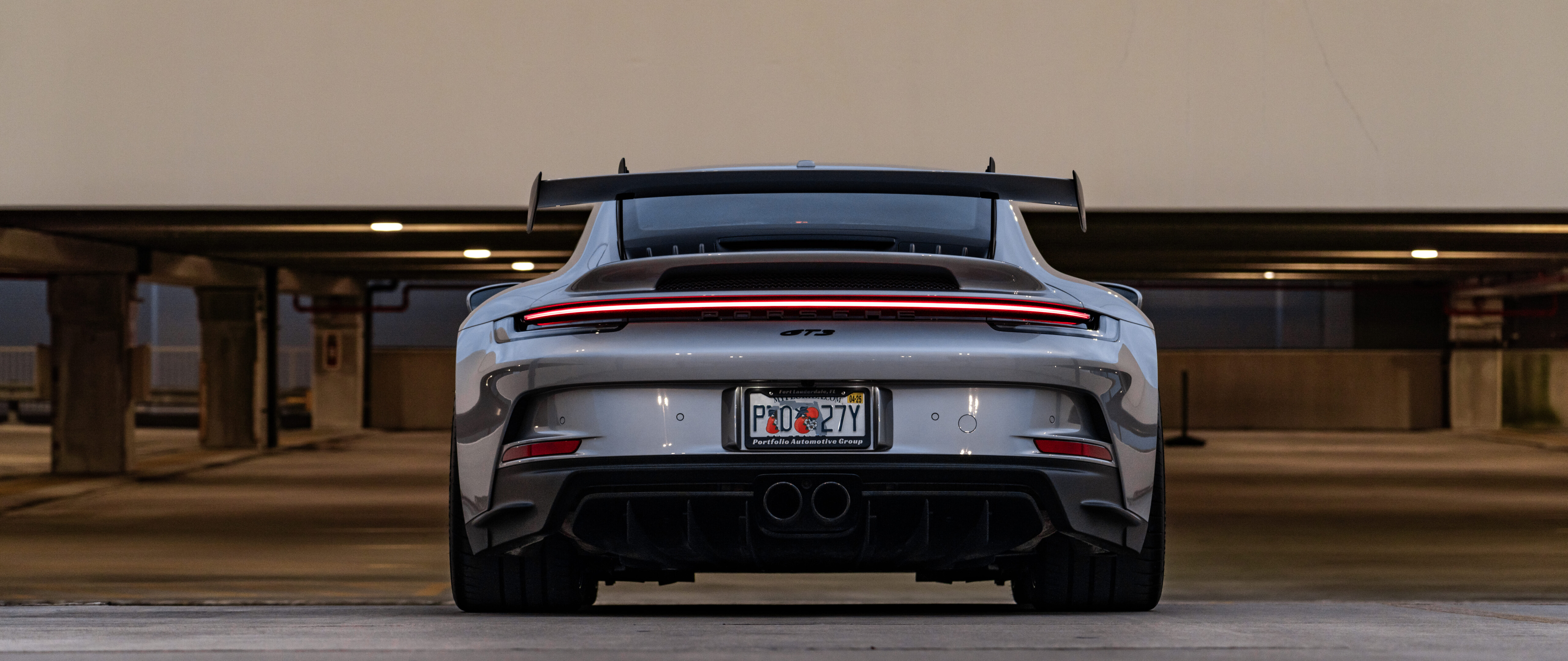 Una imagen detallada en primer plano de un Porsche 911 GT3 RS, un coche deportivo de alto rendimiento.