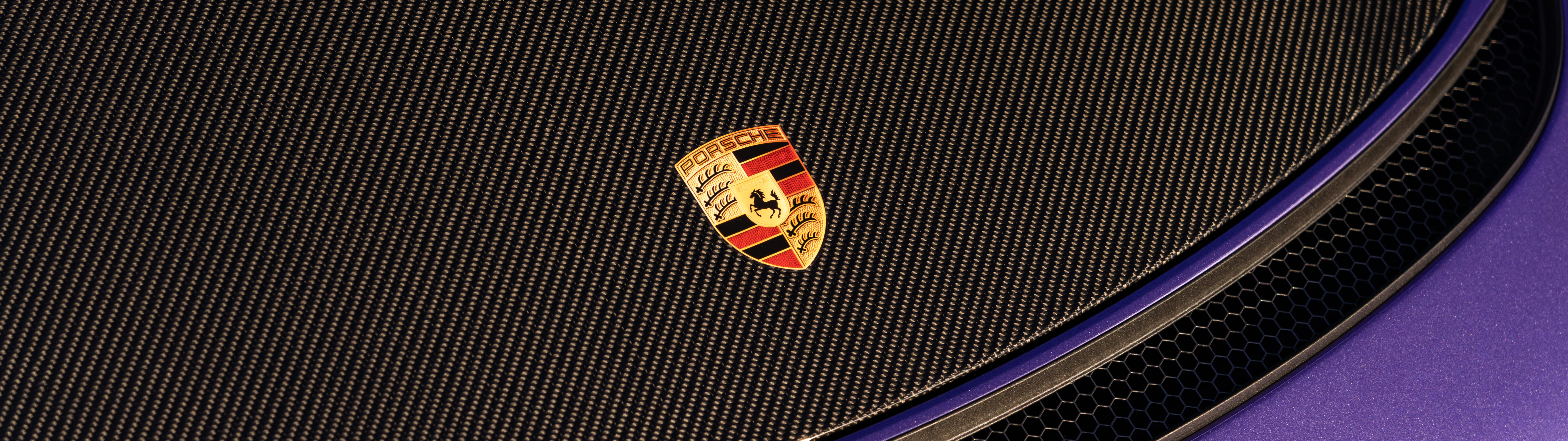 Un Porsche GT3 RS, un deportivo de alto rendimiento, que destaca por sus características aerodinámicas y su diseño agresivo.