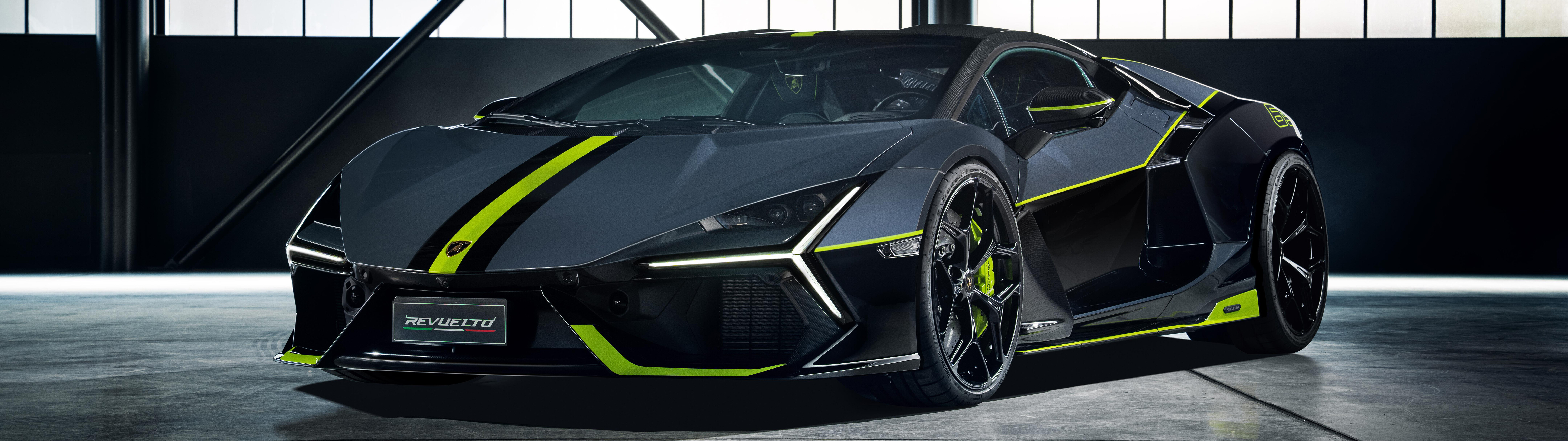 Un elegante prototipo de vehículo, completamente negro, que combina el diseño aerodinámico de una Ducati Panigale V4 con la imponente silueta de un superdeportivo Lamborghini.