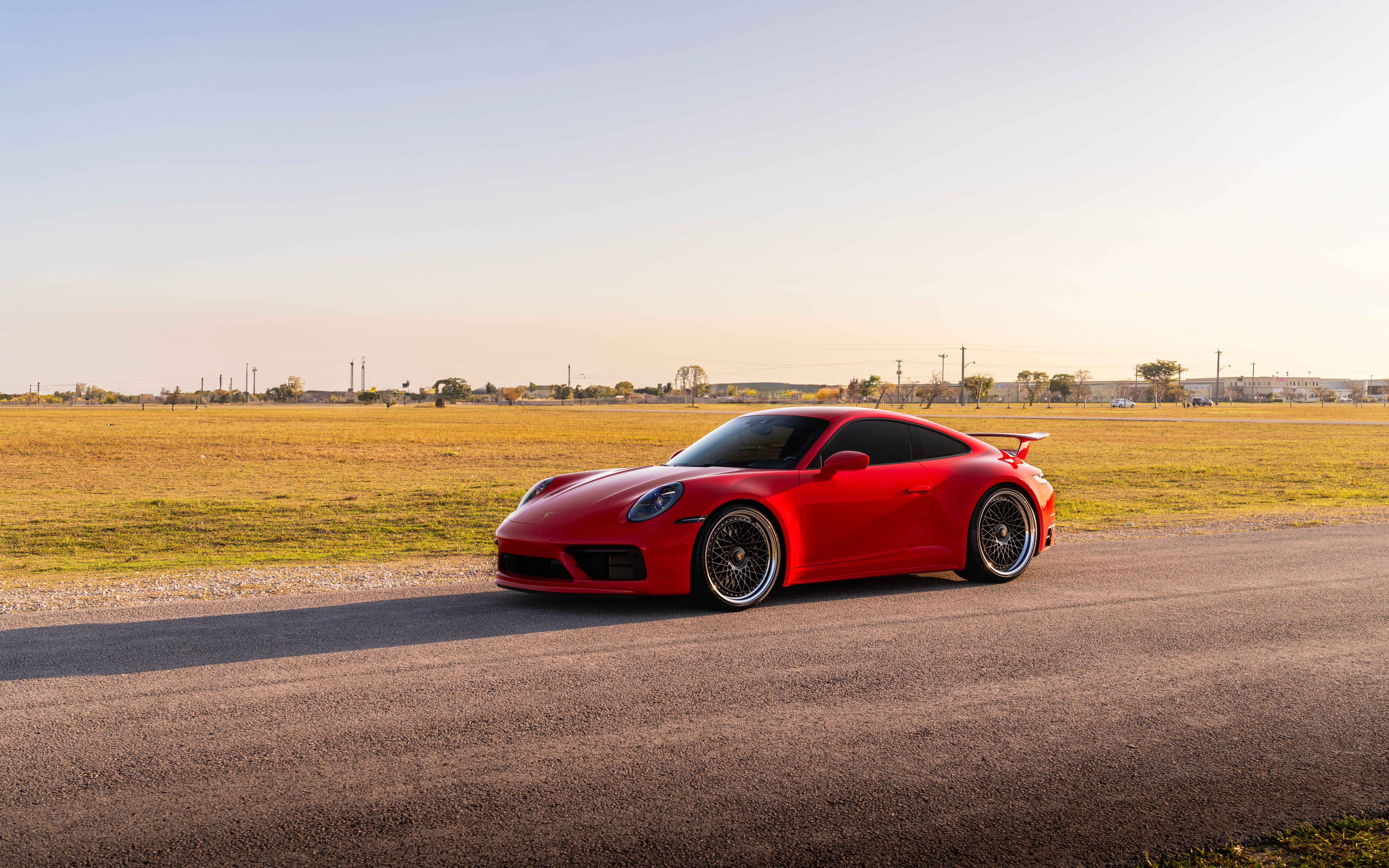 Un elegante y potente coche deportivo Porsche 992 GTS, con un diseño aerodinámico moderno y un estilo lujoso.