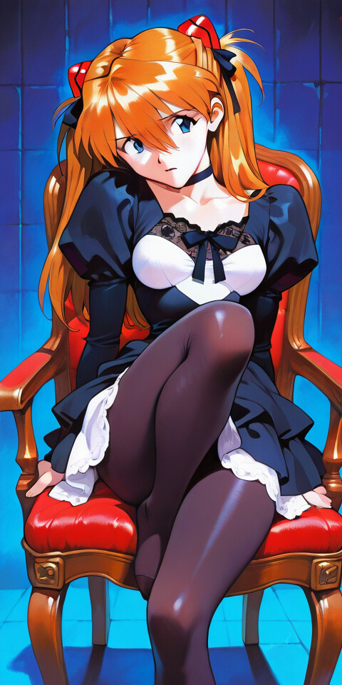 Asuka Langley Soryu, de Neon Genesis Evangelion, con su característico cabello naranja recogido en dos coletas, sentada en un elegante sillón rojo y dorado. Lleva un vestido gótico lolita en blanco y negro, medias negras y no lleva zapatos, y mira directamente a la cámara.