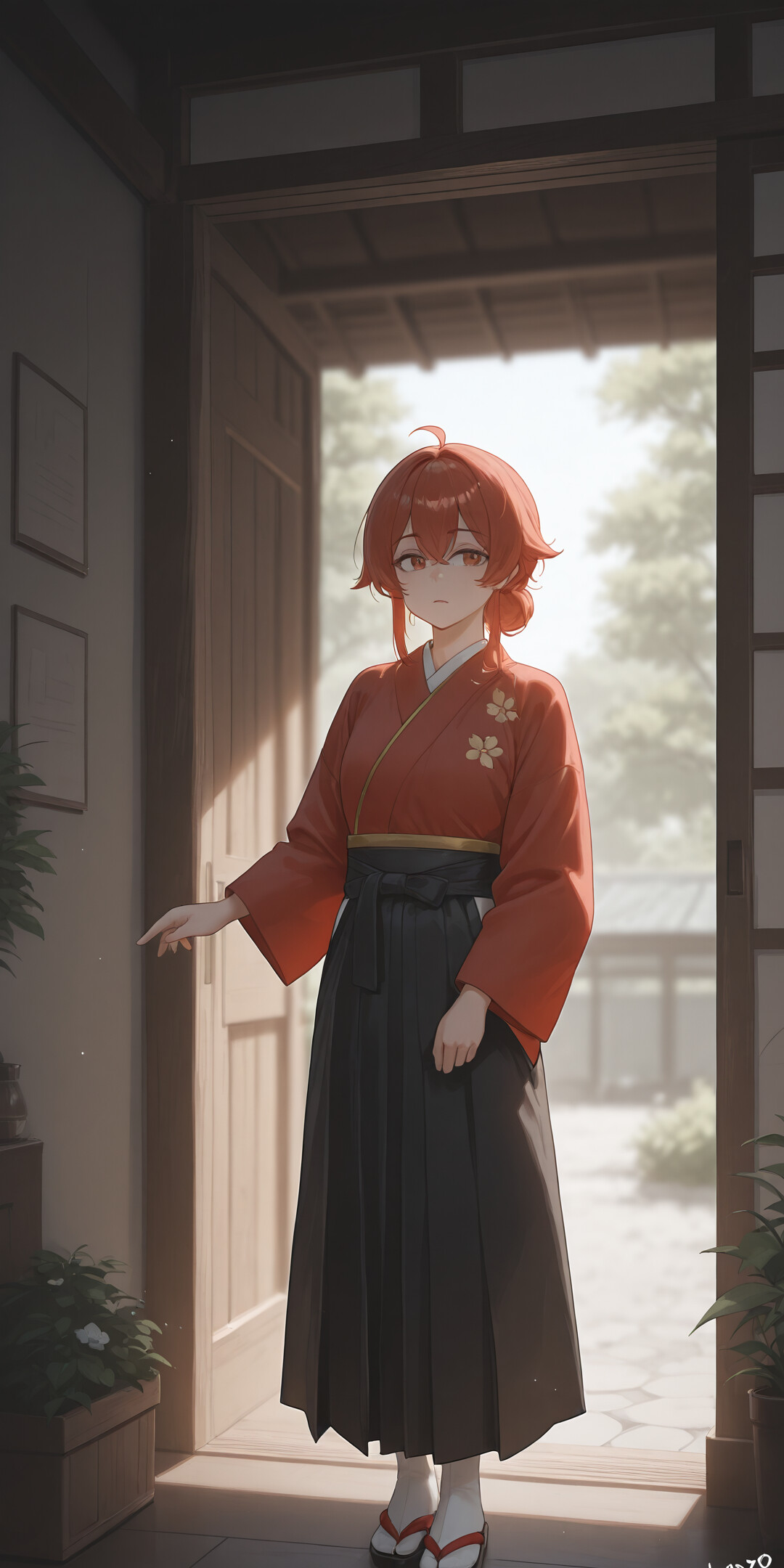 Una joven con el aspecto de un personaje de anime, de cabello rubio largo y vestida con un largo vestido blanco, está de pie frente a una puerta de color verde oscuro. Tiene algo en las manos y está flanqueada por dos grandes plantas en macetas, bajo un cielo soleado.