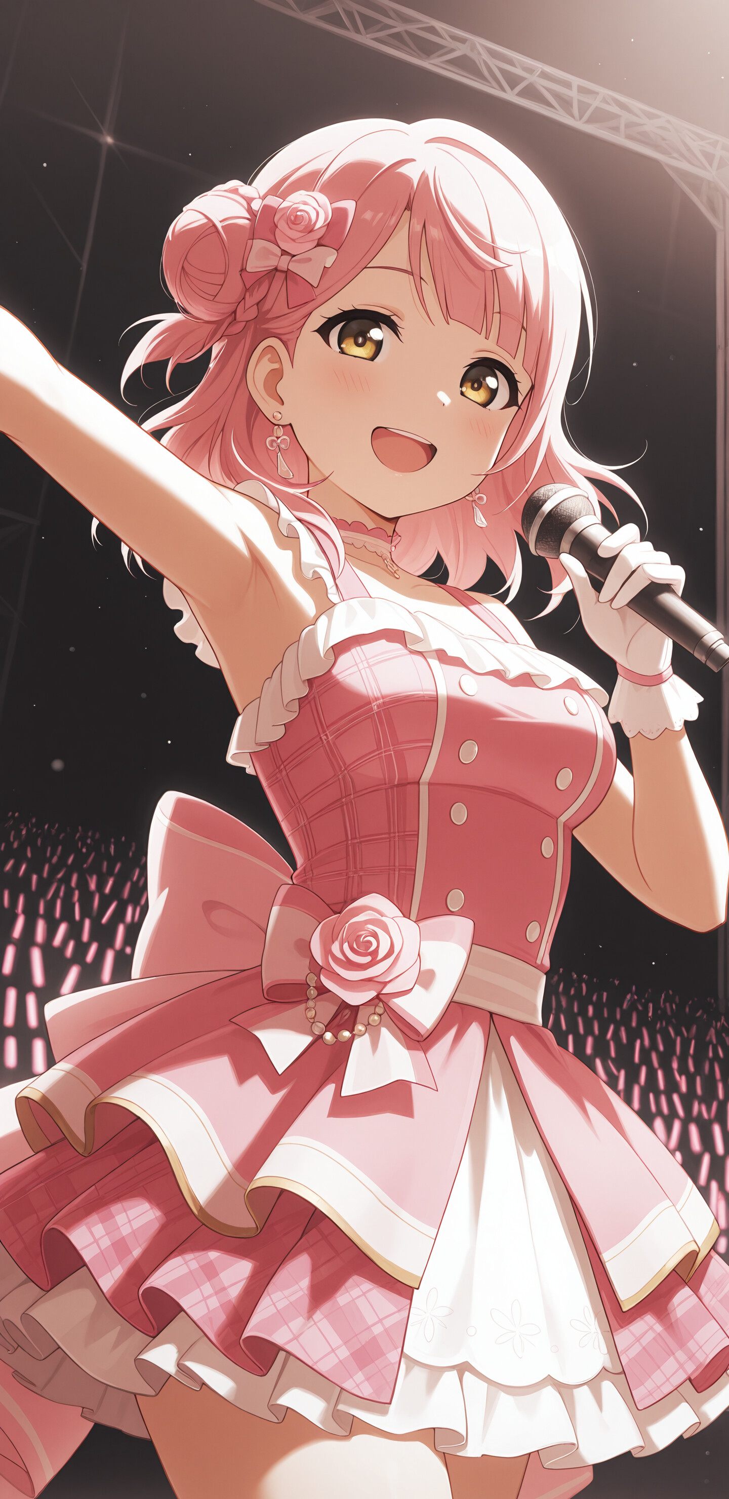 Ayumu Uehara, de Love Live! Nijigasaki High School Idol Club, sonríe radiantemente mientras canta al micrófono en el escenario, vestida con un elaborado traje de idol rosa y blanco adornado con motivos de rosas.