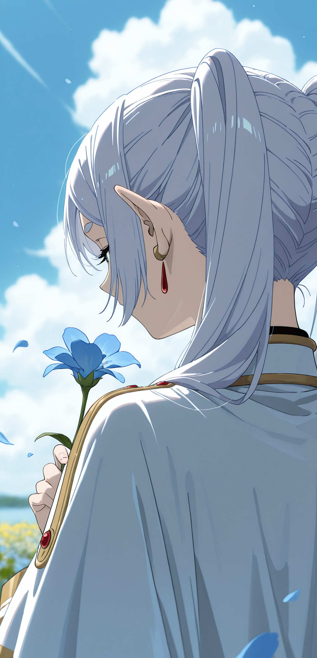 Una ilustración de estilo anime de la elfa Frieren, vista desde atrás, con su largo cabello blanco recogido en dos coletas. Sostiene una sola flor azul y la observa bajo un cielo azul despejado con nubes blancas.