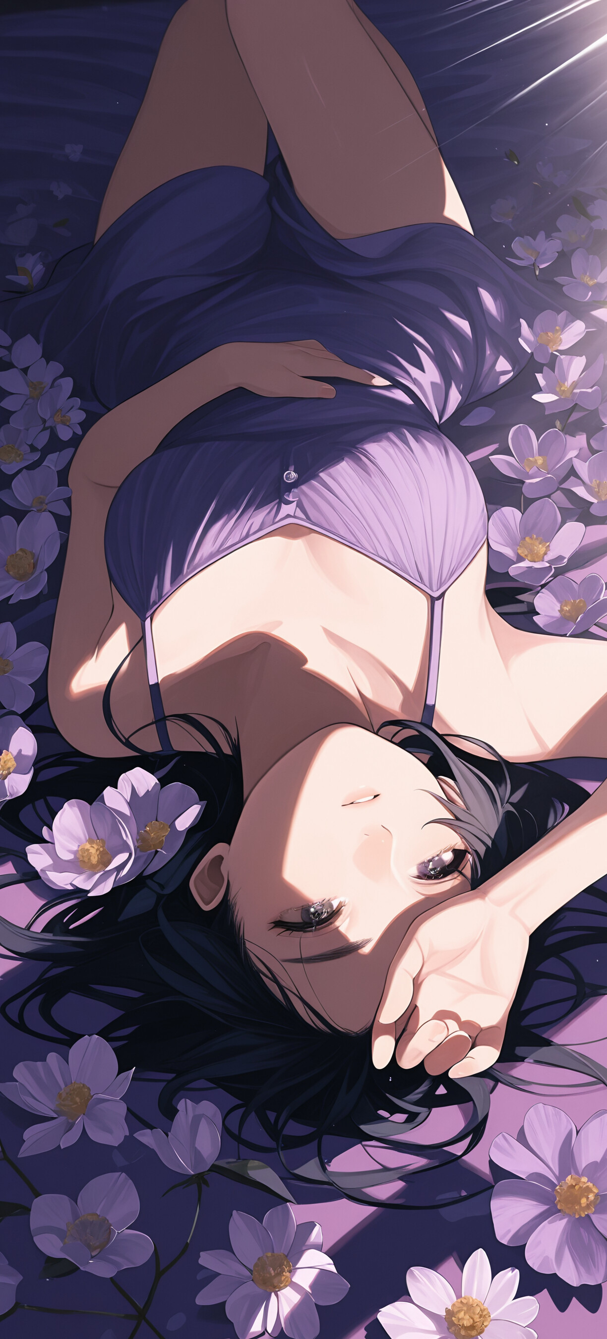 Una ilustración de estilo anime que representa a una mujer de cabello largo y negro, tendida boca arriba en un campo de flores moradas, con la luz del sol proyectando sombras marcadas sobre ella.
