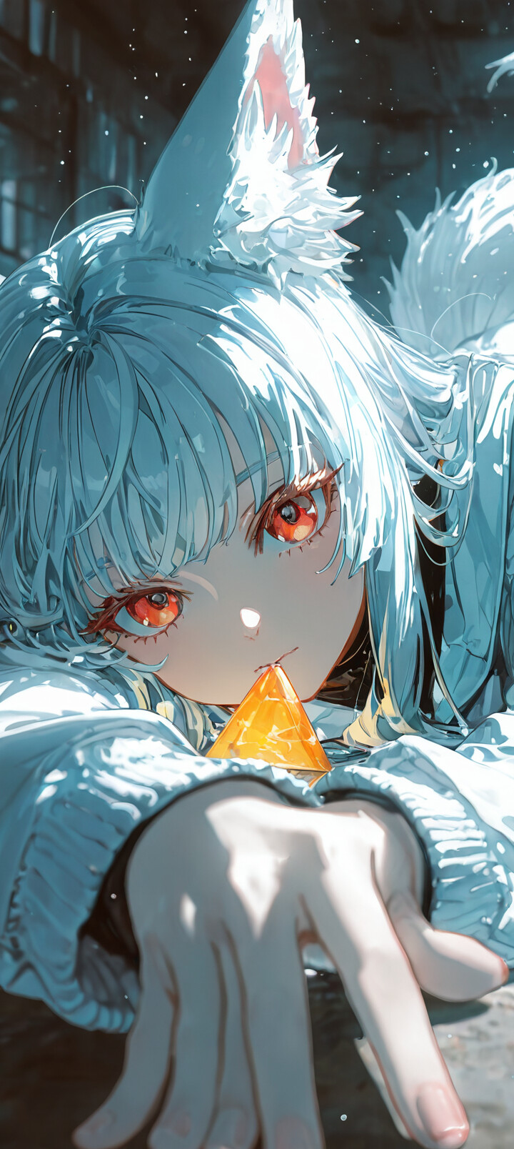 Una pintura digital de primer plano que representa un zorro estilizado de color blanco y gris, con ojos anaranjados brillantes y una expresión intensa. Una luz anaranjada emana del interior de sus orejas y boca, contrastando con un fondo azul difuminado.