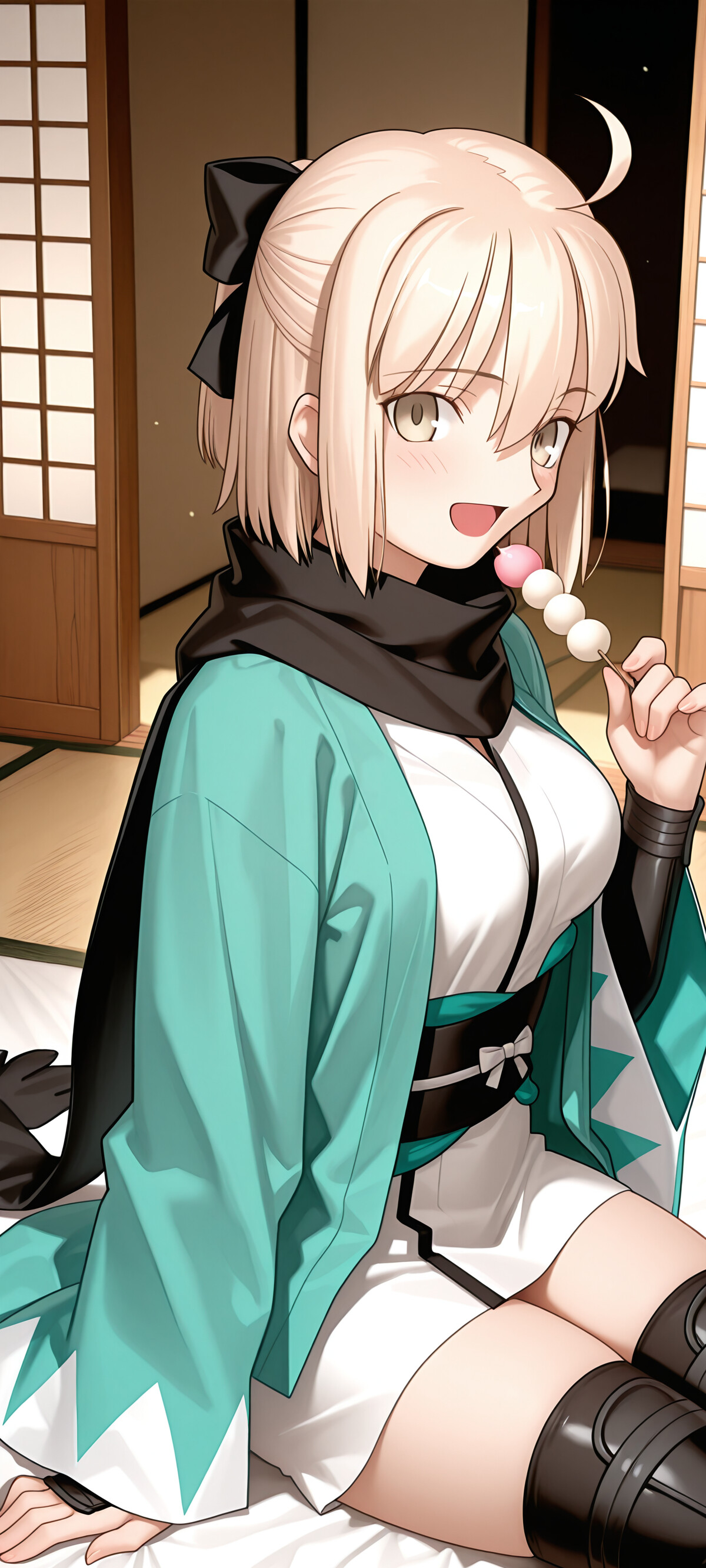 Okita Souji, un personaje de anime de Fate/Grand Order, una joven con el pelo corto y rubio y un lazo negro, sentada en un tatami con un haori turquesa y un kimono blanco, sonríe mientras sostiene un pincho de dango de color naranja.