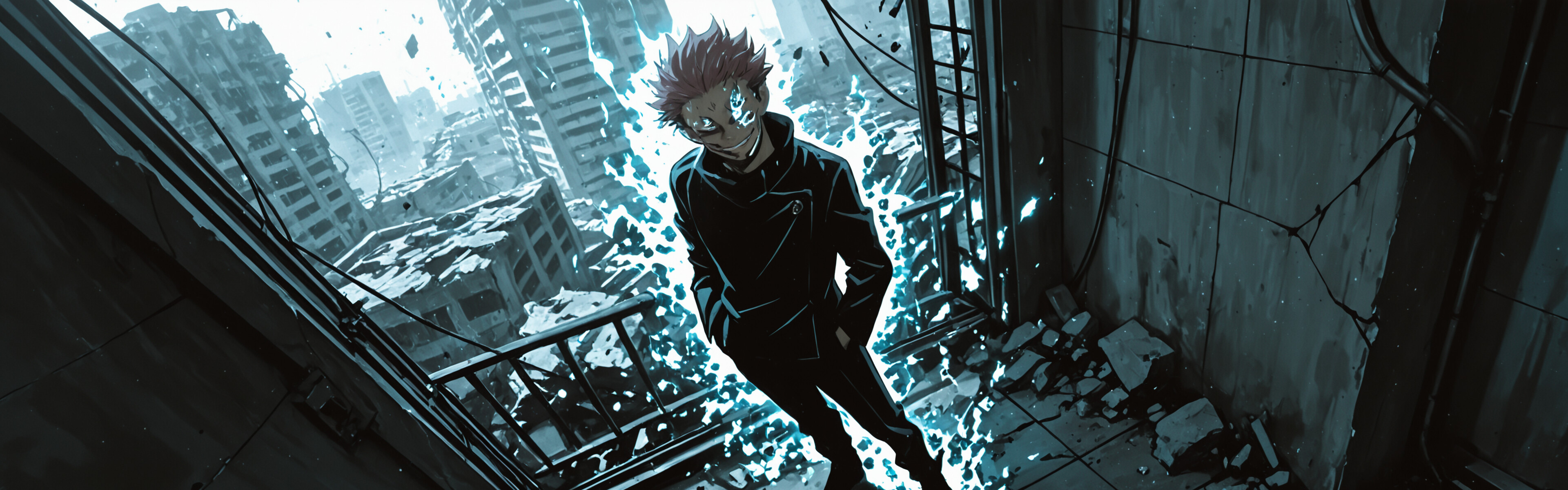 Ryomen Sukuna, de Jujutsu Kaisen, de pie en una ciudad devastada, sonríe con una expresión amenazante mientras mira a la cámara desde un ángulo elevado.